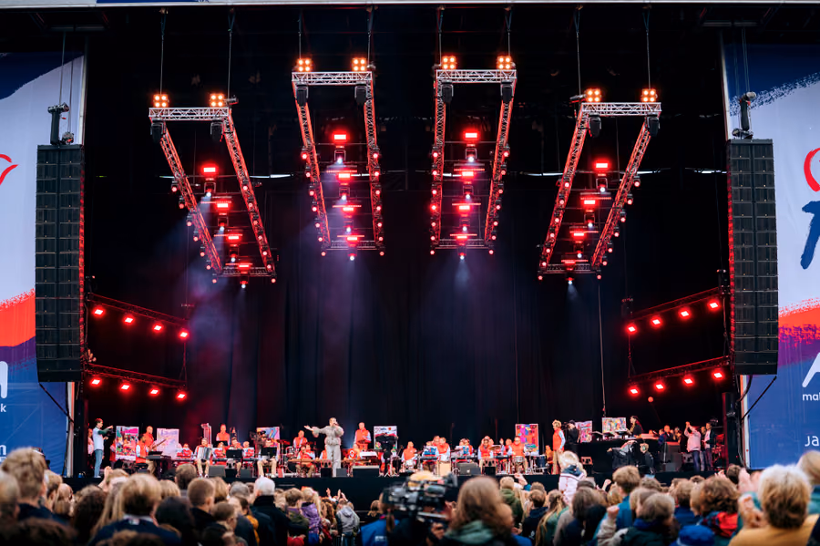 De Jostiband op het podium