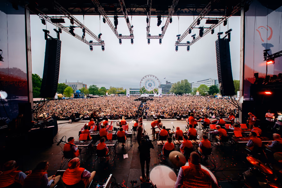 De Jostiband speelt voor een volle menigte